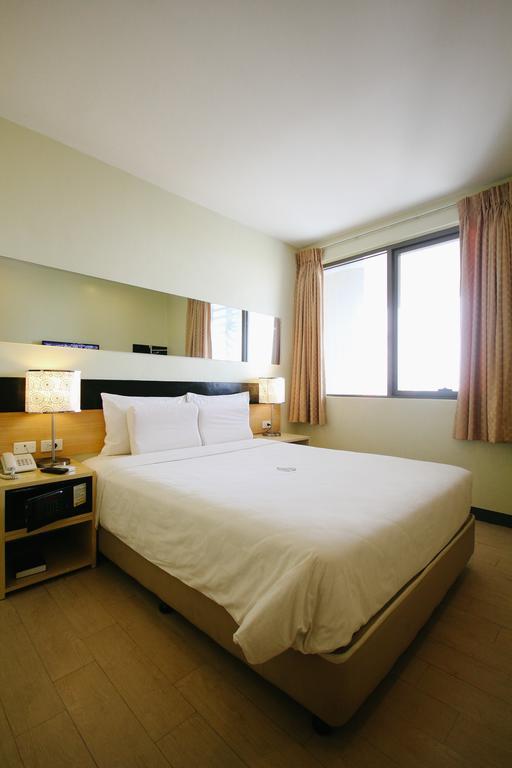 Go Hotels Iloilo Room photo